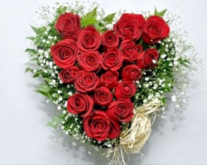 005 - Arranjo com rosas vermelhas forma de coração