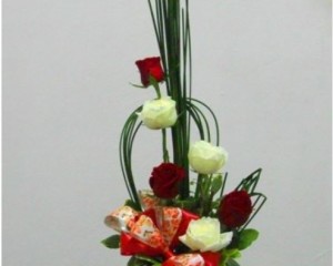  016- Arranjo de rosas vermelhas e brancas