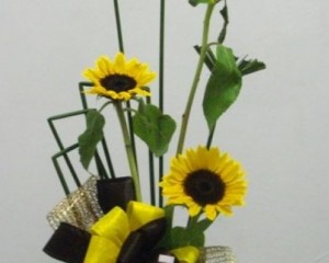 010 - Arranjo com Cachepot, girassol e papiro