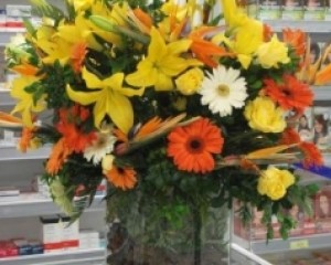 018 - Arranjo com lírios, estrelícia, gérbera, rosas 