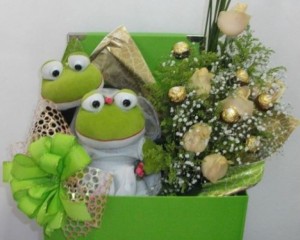 019 - Caixa casal de Sapo, buquê origami com chocolate e rosas naturais
