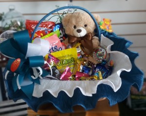 41- cesta decorada com doces,chocolates e urso de pelúcia