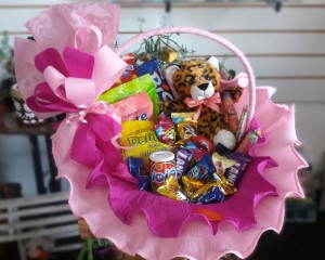 22- cesta rosa decorada com doces,chocolates e urso de pelúcia 