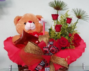 023- cesta decorada com arranjo de rosas vermelhas