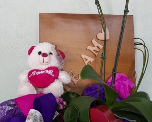 025- Caixa em MDF pintada com orquídea e urso de pelúcia
