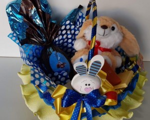 027- cesta decorada com coelho de pelúcia e ovo de chocolate