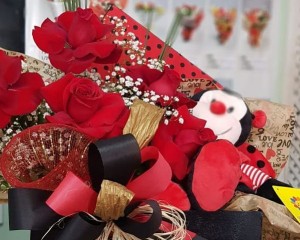 029- Caixa em MDF pintada com tampa revestida em tecido com joaninha de pelúcia e arranjo de rosas vermelhas
