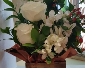 029- Cachepô de madeira com arranjo de rosas brancas e astromelias 