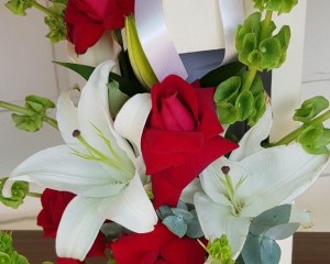 031- Cachepô de papelão com arranjo de rosas vermelhas e lírio branco 