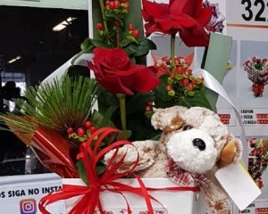 032- Cachepô com arranjo de rosas vermelhas e urso de cachorro de pelúcia 