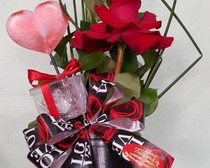 034- Arranjo de rosas vermelhas e tag de coração e chocolate