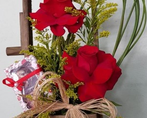 036- Cachepô de madeira com arranjo de rosas vermelhas e bombom de chocolate