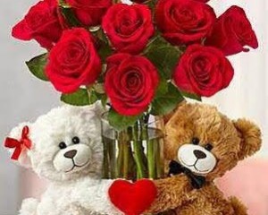 038- Arranjo de rosas vermelhas no vaso com água e ursos de pelúcia   