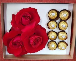 044- Caixa de Papel com rosas e bombons Ferrero Rocher