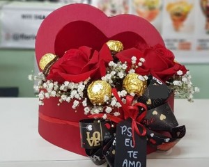 045- Caixa em formato de coração com arranjo de rosas com bombons ferrero rocher