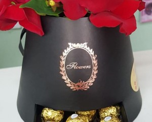 048- Cachepô com arranjo cde rosas vermelhas e gaveta com bombons ferrero rocher 