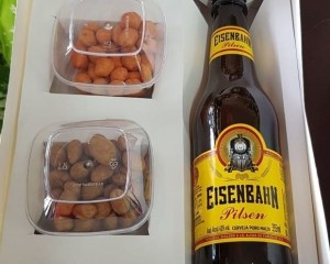 19- Caixa com cerveja e amendoim 