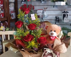 022- Cachepô com arranjo de rosas e urso de pelúcia