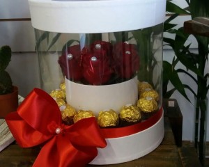 043- cachepô com detalhe em transparência com arranjo de rosas e ferreros rocher